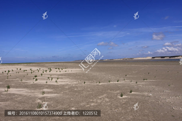 在對(duì)法國(guó)蛋白石海岸低潮的海景，沙灘