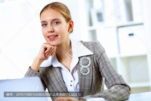 辦公室里的商業(yè)女性