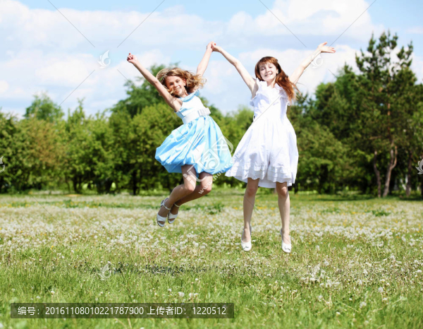 兩個女孩在公園里玩