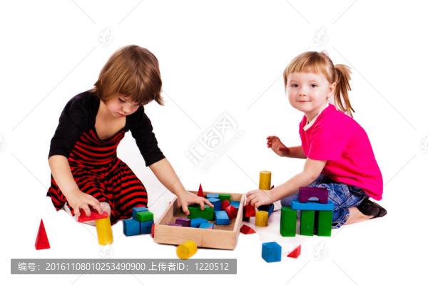 孩子們用立方體建造一座城堡