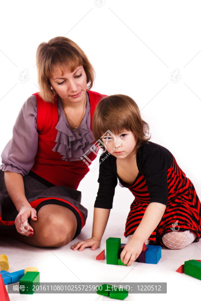 小女孩與她的母親建造一座城堡與立方體