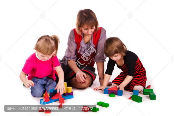 孩子和他們的母親建造一座立方體的城堡
