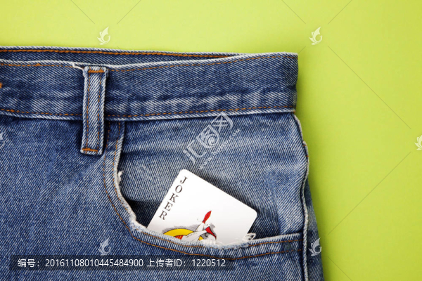 小丑牌在藍(lán)色牛仔褲的口袋里