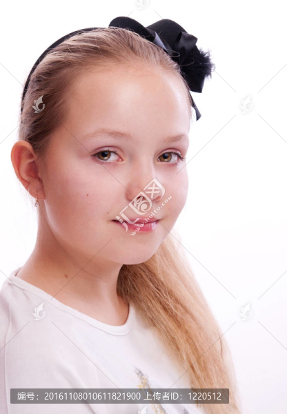 一個(gè)黑色帽子的女孩的畫像