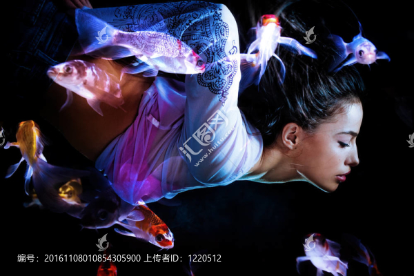 幻想女人與魚潛水