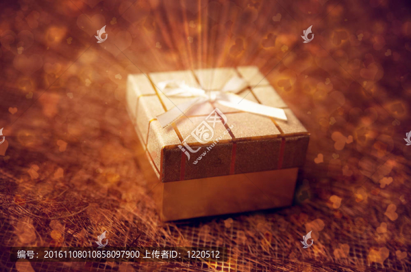 帶禮物和心的金色魔法盒
