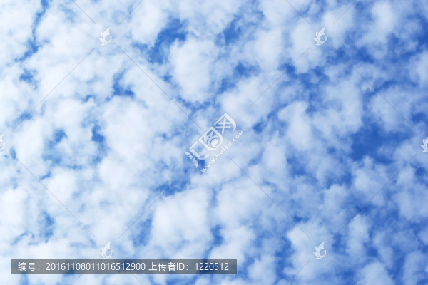 鹿藍(lán)的天空和云