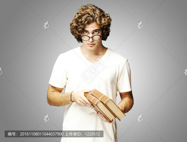 男子拿著書