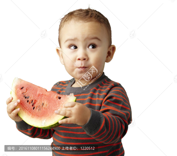 一個(gè)英俊的孩子抱著西瓜和品嘗