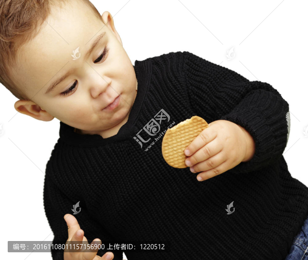 漂亮的小孩吃餅干在白色背景的肖像