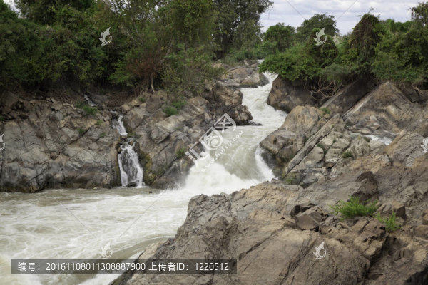 自然的力量：Li,Phi,Waterfalls