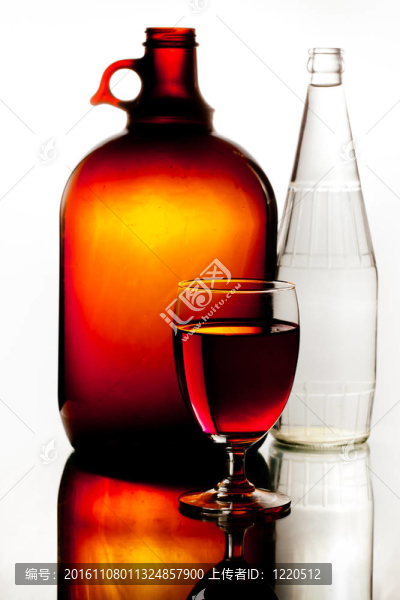白棕色酒瓶和紅酒杯