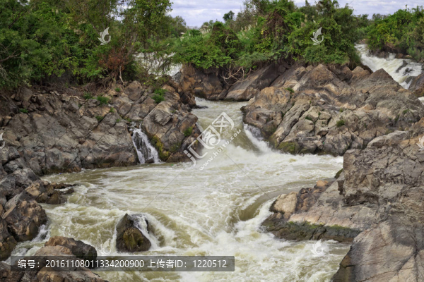 自然的力量：Li,Phi,Waterfalls