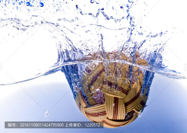 藤球球在水