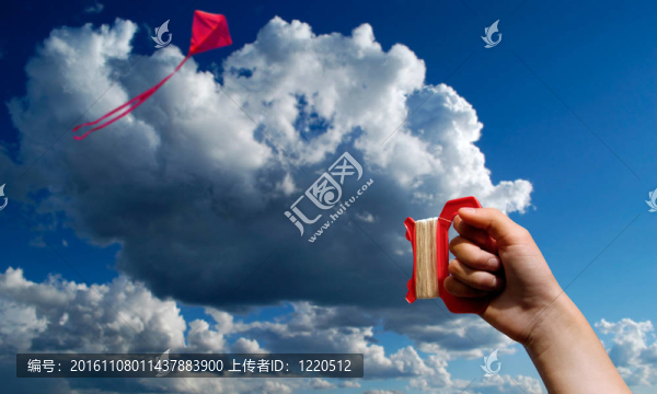 在多云的天空中放風(fēng)箏