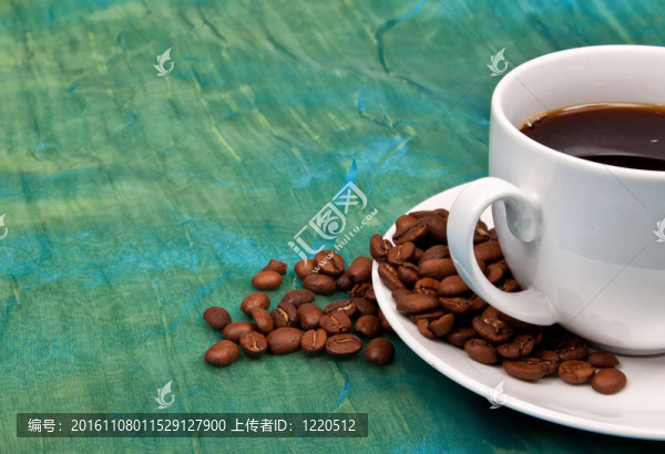 一杯咖啡，咖啡豆在它周圍
