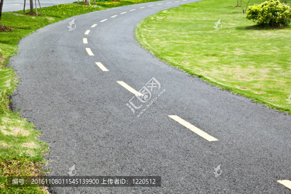 在公園的瀝青路為joggler