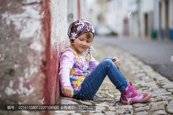 小女孩在戶外