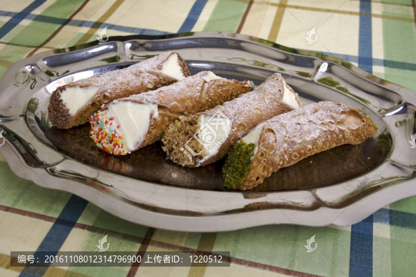 煎餅卷二乳清；西西里糕點
