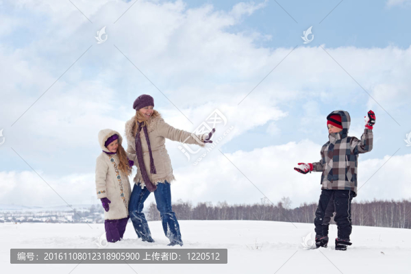 孩子們和女人喜歡雪