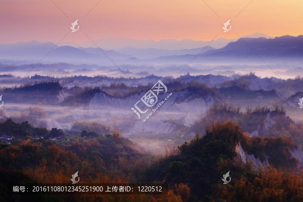 遠(yuǎn)處的霧山