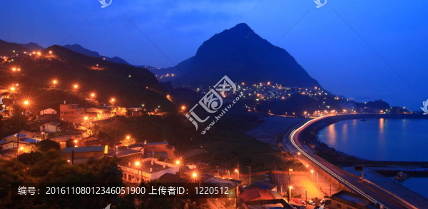 美麗的夜景與光；山和海