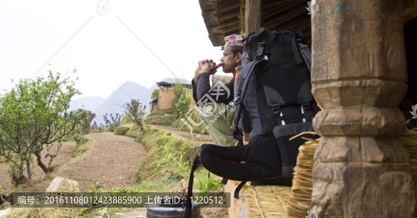 尼泊爾導(dǎo)游休息后徒步安納布爾納峰