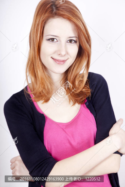 穿著紅色衣服的女孩。