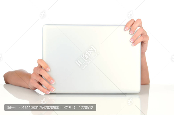 女人的手上的筆記本電腦