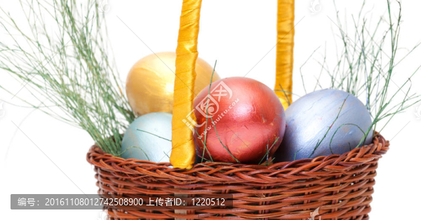 彩色復(fù)活節(jié)彩蛋籃子在白色