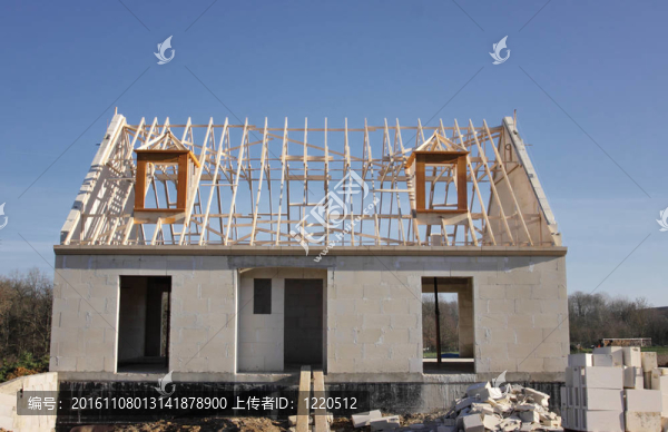 正在建設中的屋頂用木結構