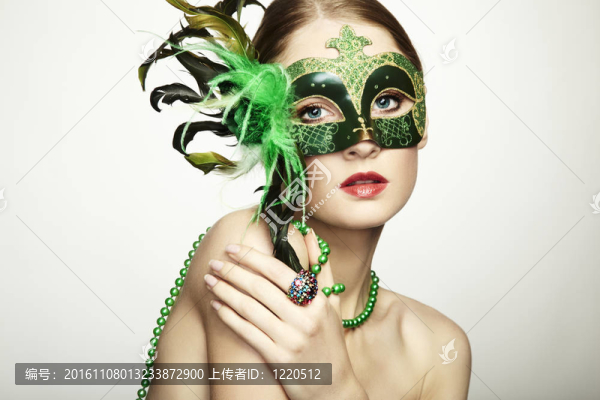 年輕美麗的綠色神秘的威尼斯面具的女人