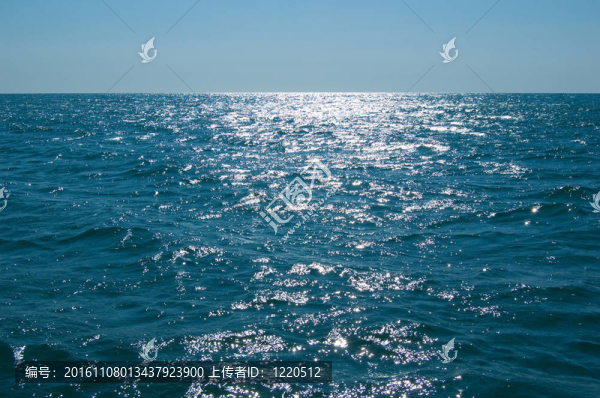 藍(lán)色的水和天空