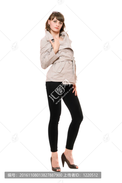 性感的年輕女人穿著外套，黑色緊身褲