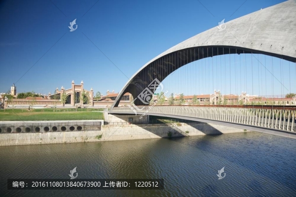 現(xiàn)代人行天橋