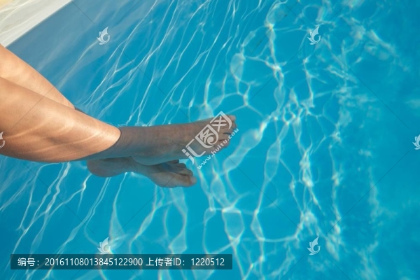 藍色的游泳池里的腿