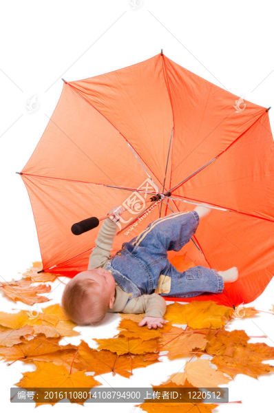 小男孩和橙色的雨傘