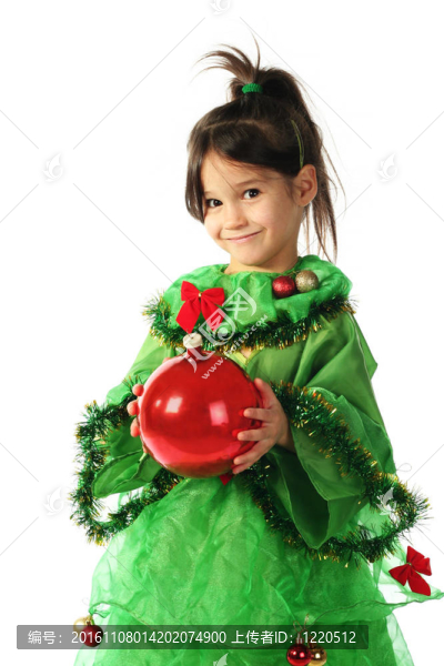小女孩在綠色圣誕樹與紅色圣誕裝飾服裝