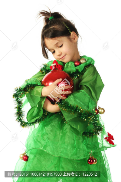 小女孩在綠色圣誕樹與紅色圣誕裝飾服裝