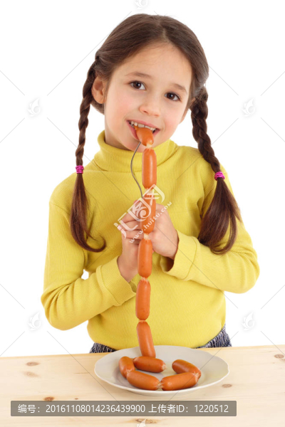 微笑的小女孩吃著香腸的鏈條；白色的