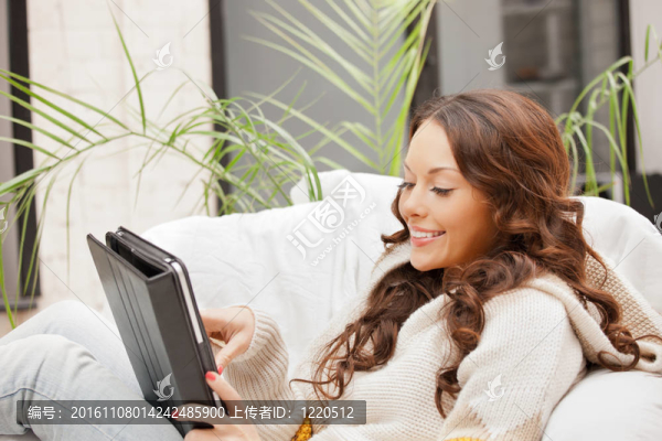 幸福的女人用平板電腦電腦
