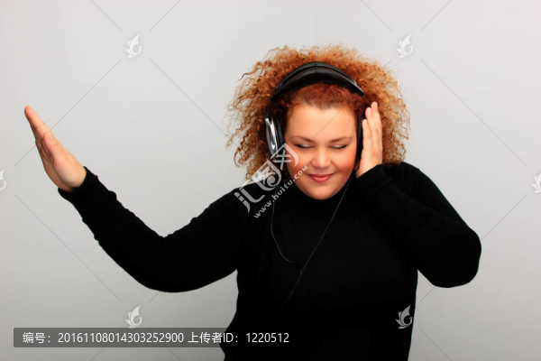 女孩聽音樂