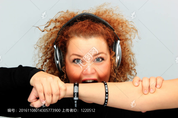 女孩聽(tīng)音樂(lè)
