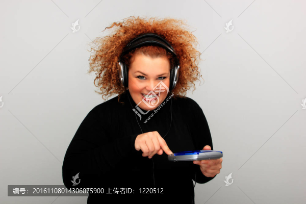女孩聽音樂