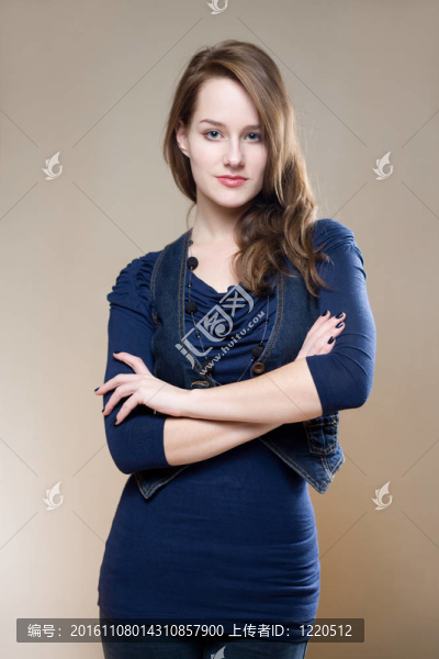 自信的年輕女人。