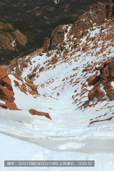 白雪皚皚的山坡