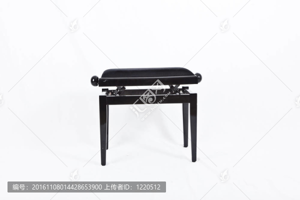 孤立的鋼琴椅