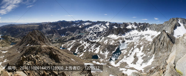 高高的山脈全景