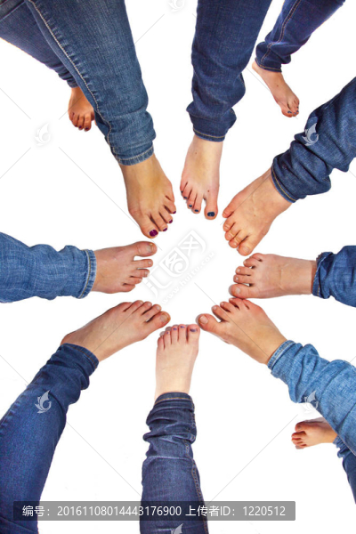 在一個(gè)圓圈里的女孩的腳