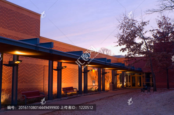 西圣保羅公共圖書館和步行的日出
